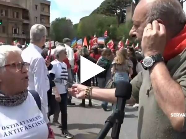 Ucraina, l’attacco di Vauro: “Mattarella non è più il garante della Costituzione!”. E una signora in piazza si arrabbia… — LA7 VIDEO