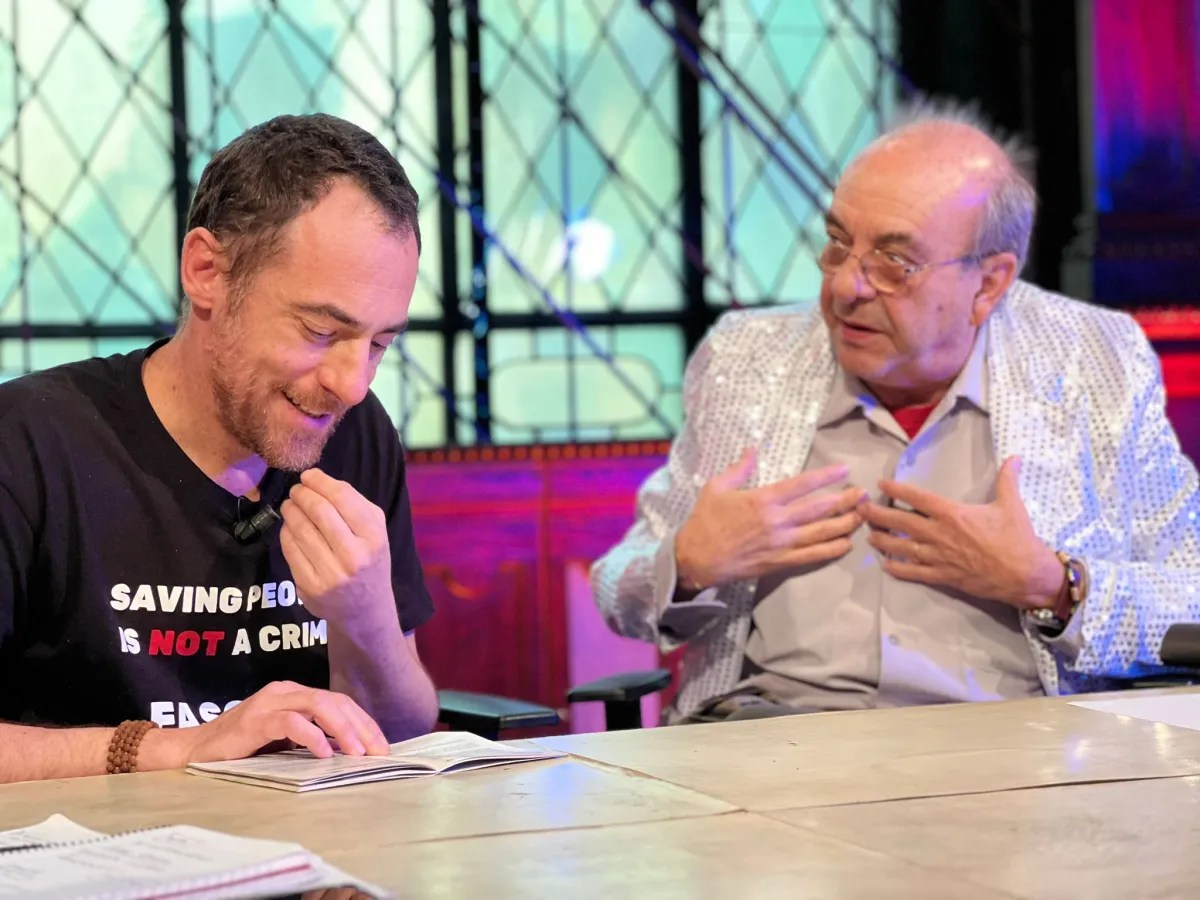 Elio Germano ci ricorda i nostri diritti leggendo la Costituzione con Vauro (Servizio Pubblico)